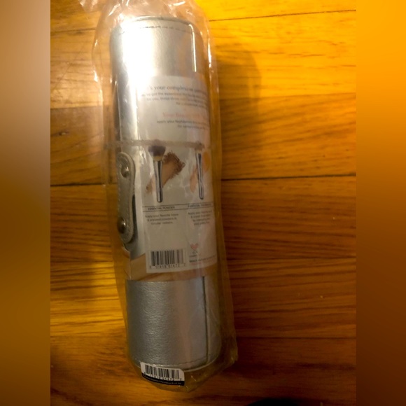 IT COSMETICS Complexion Perfection Essentials MU Brushes, Sealed. - Picture 3 of 3